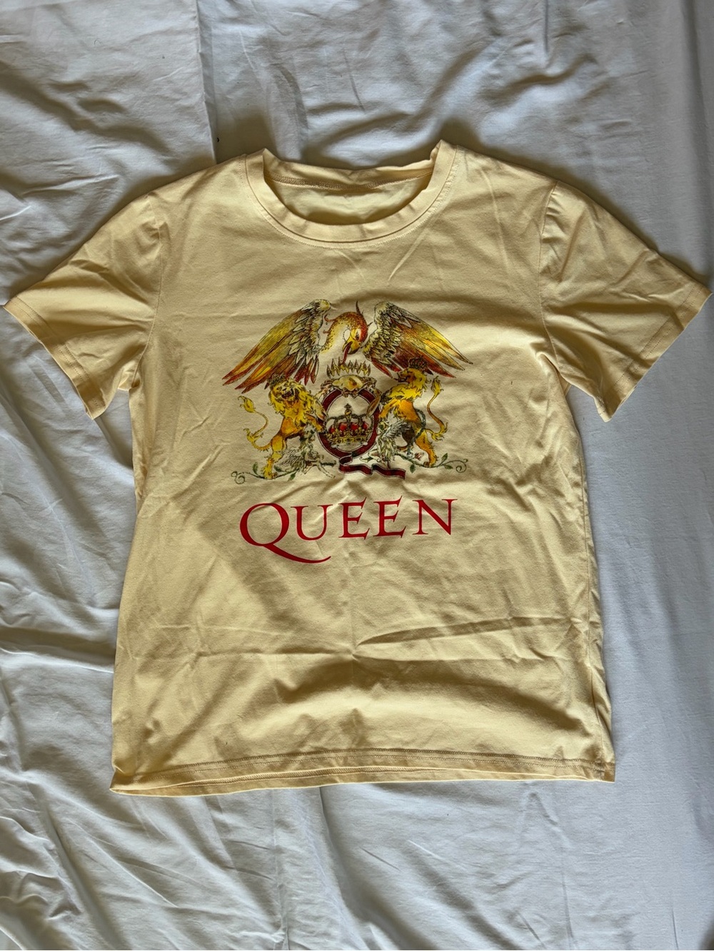 Que Pale Yellow Short-Sleeve Graphic Tee with Red Logo